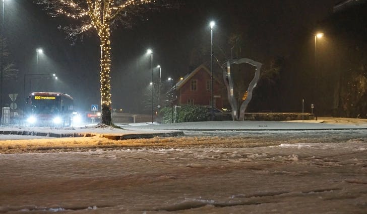 Rundkøyringa og Undino i Os sentrum i 21-tida i kveld. (Foto: Kjetil Vasby Bruarøy)