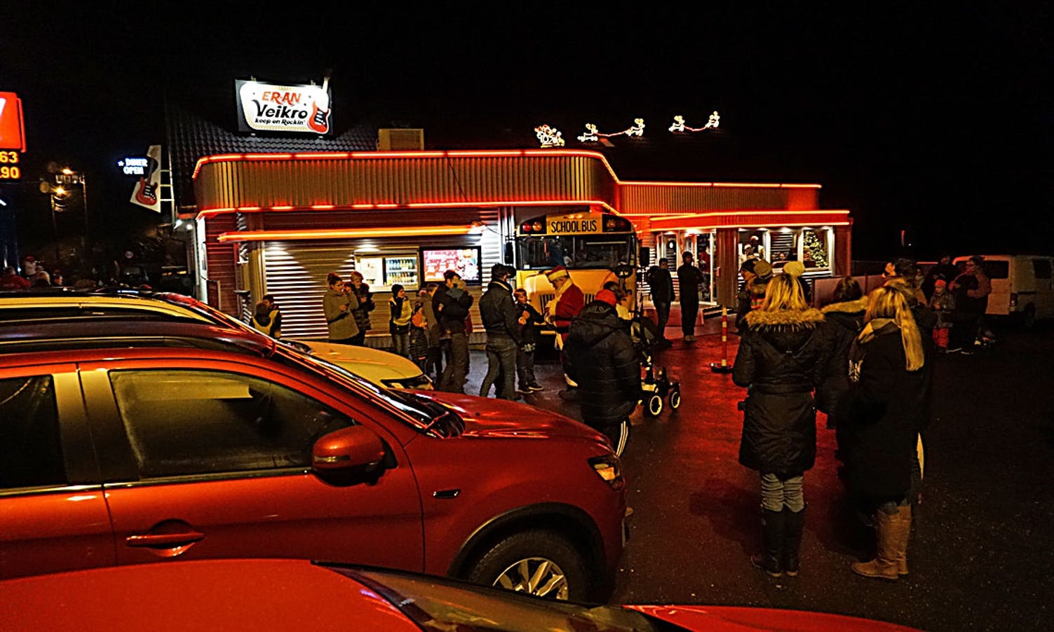 Mykje folk hadde samla seg på Røykenes i kveld.  (Foto: KOG)