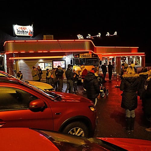 Mykje folk hadde samla seg på Røykenes i kveld.  (Foto: KOG)