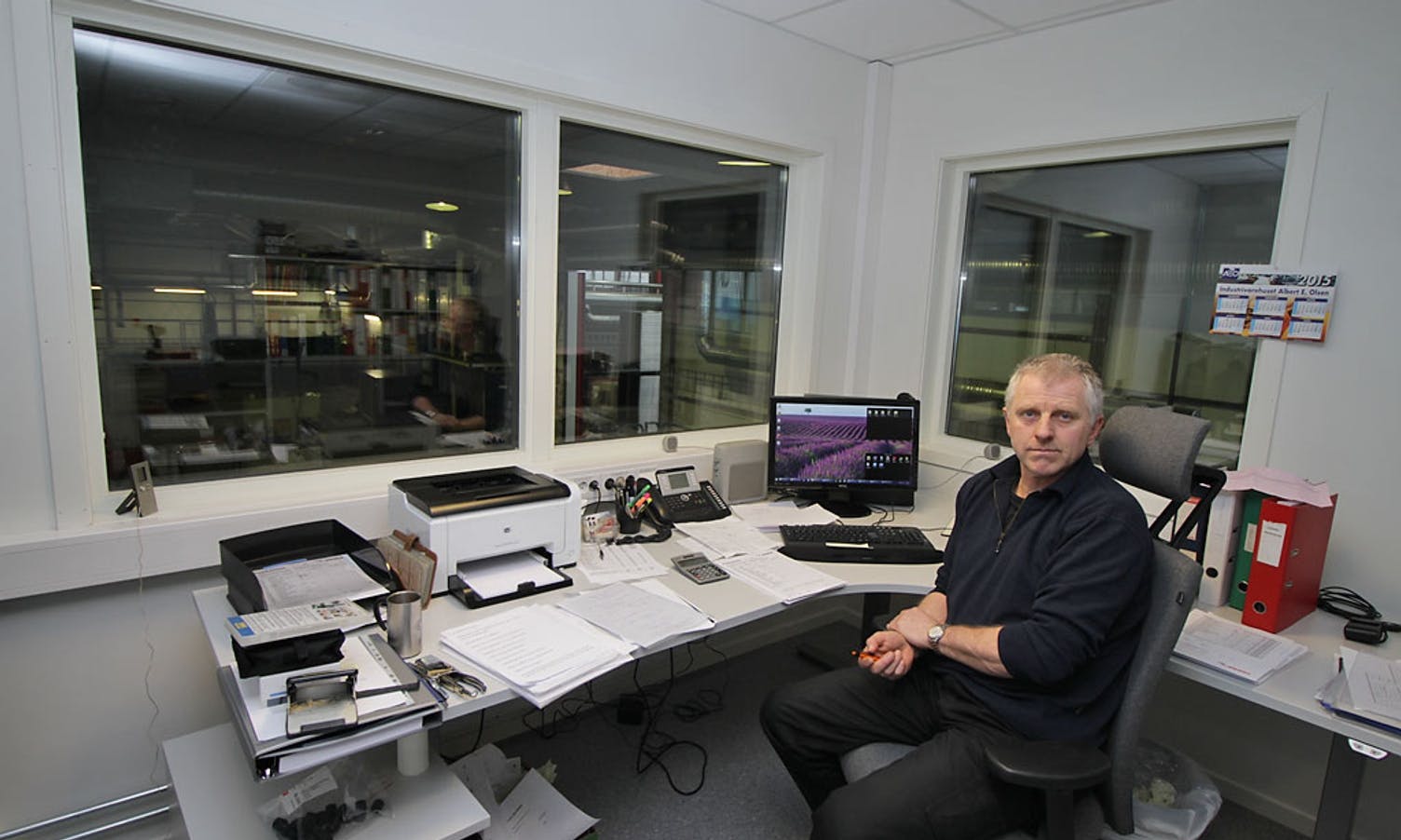 Produksjonssjef Einar Lepsøy har full kontroll frå nytt kontor.  (Foto: KVB)
