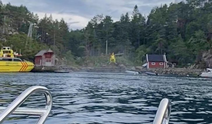 Både ambulansebåt og helikopter rykte ut til Skåtøya søndag. (Lesarbilde, tips@midtsiden.no)