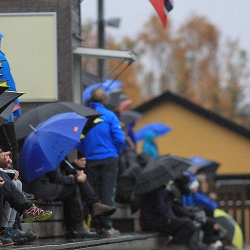 Tungt med nedbør, men Os-fansen har paraply. (Foto: KOG)