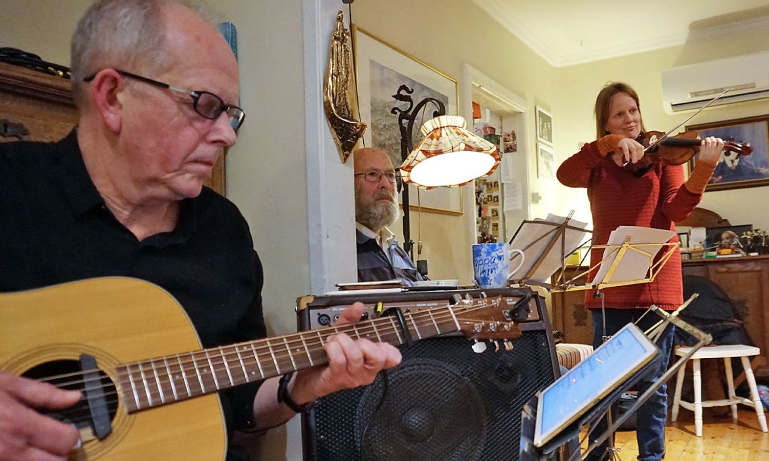 – Edvard Bjørnevik på mandolin, og Kate Jordan Larsen på fiolin er to av gjestene på fredag. (Foto: KOG)