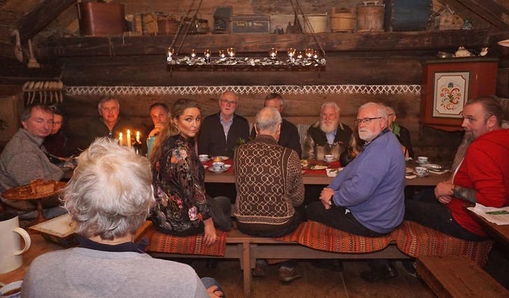Styret i Os Sogelag fekk servert både mat og melodi i røykstova frå 1600-talet. (Foto: Kjetil Vasby Bruarøy)