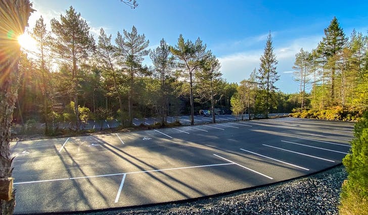 Ervikane kan no skilte med heile 110 asfalterte parkeringsplassar. (Foto: Ørjan Håland)