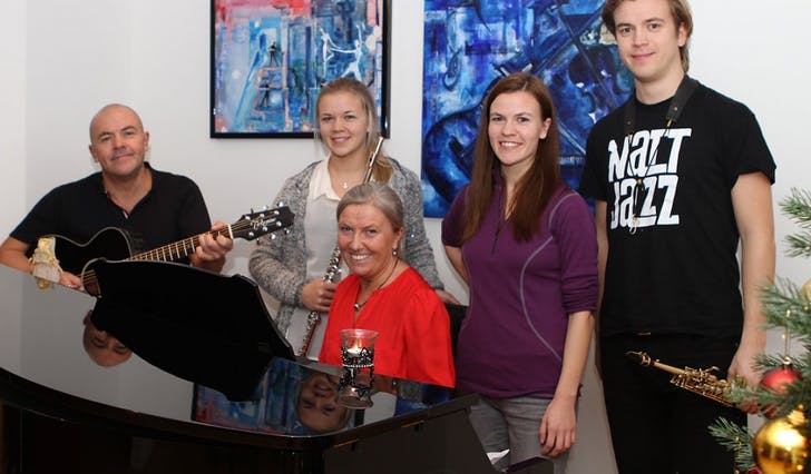 Terje Neset og Anne Leni Søfteland Sæbø med borna samla rundt pianoet til jul, Ingrid, Anna og Marius. (Foto: Kjetil Vasby Bruarøy)