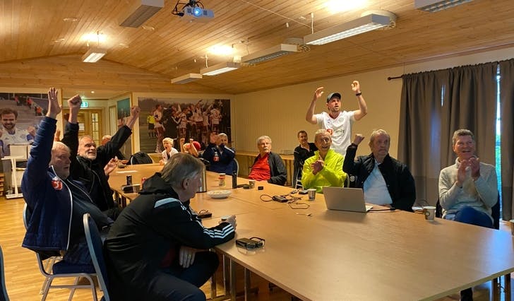 Jubel i klubbhuset på Dang si 0-1-skåring i 29. minutt. (Foto: Kjetil Vasby Bruarøy)