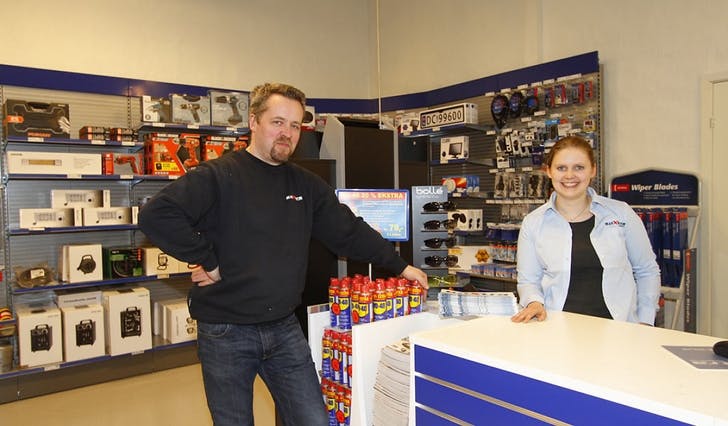 Even Andersen og butikksjef Regine Malkenes på jobb i den nye butikken fredag. (Foto: Kjetil Vasby Bruarøy)