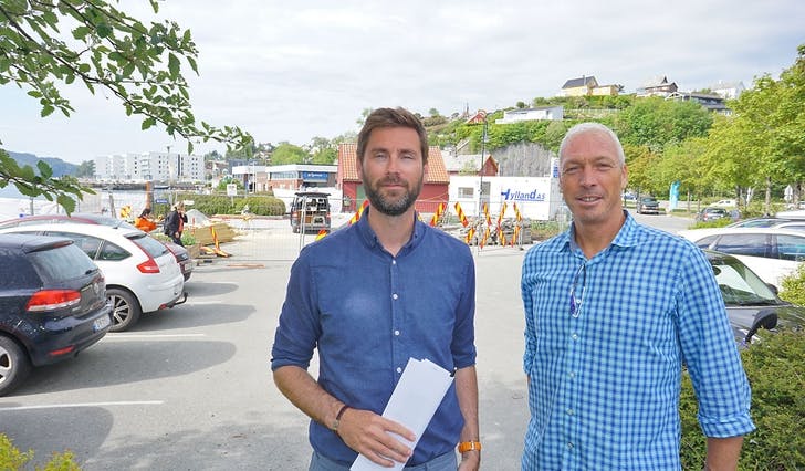 Prosjektsjef Halvor Hanevik hadde i dag besøk av leverandør Oddbjørn Krohn Dalen frå Unisport. (Foto: Kjetil Vasby Bruarøy)