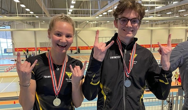 Sofie Olsvold Hausberg og Martin Hjertaker viser frem medaljene sine. (Foto: Privat/Os friidrett)