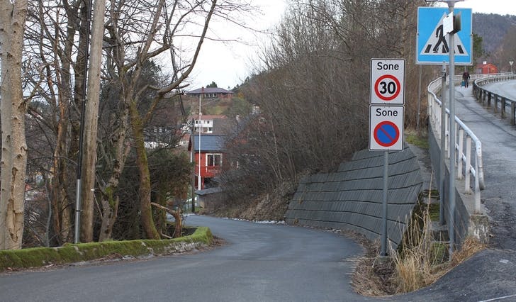 I krysset mellom Finnebrekka og Hatvikvegen vil dei nye skilta bli satt opp (foto: Andris Hamre)