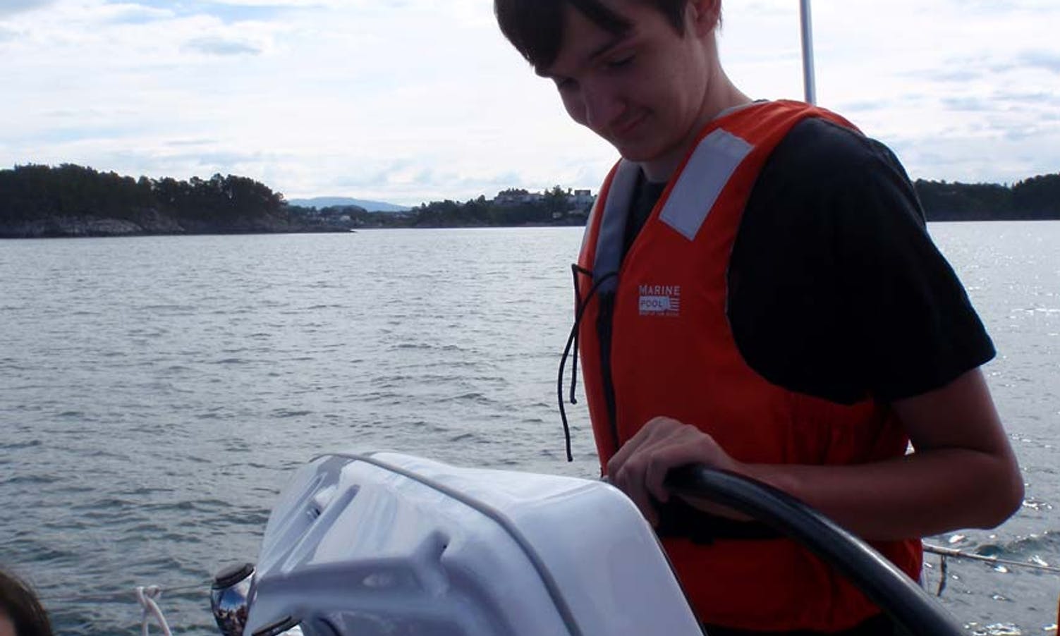 Marius kontrollerer på plotteren at farvannet er klart (privat foto)