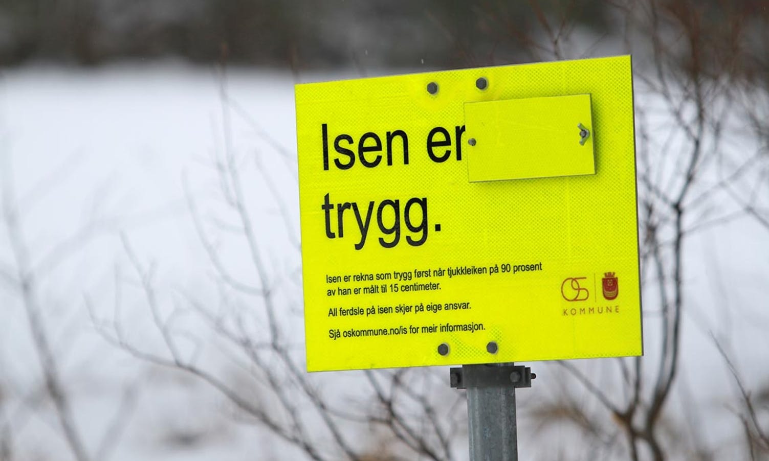 I skrivande stund blir dekselet som skjuler «ikkje» fjerna frå fem skilt. (Foto: Ørjan Håland)