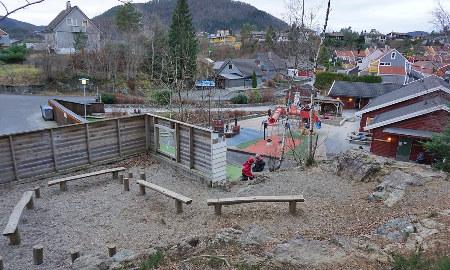 Delar av barnehagen ligg på naturtomt, og på tomta er det allereie ein fin plass for bålpanna. (Foto: KVB)