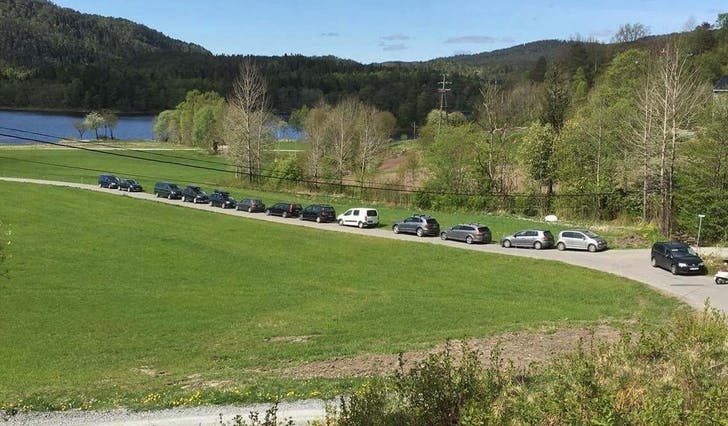 Feilparkering inn på dyrka mark på Tøsdal har vore eit problem i fleire år. (Privat foto)