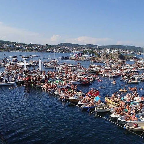Mange møtte fram i eigne båtar for å sjå på dødsinga. (Foto: Fredrik Espeland)
