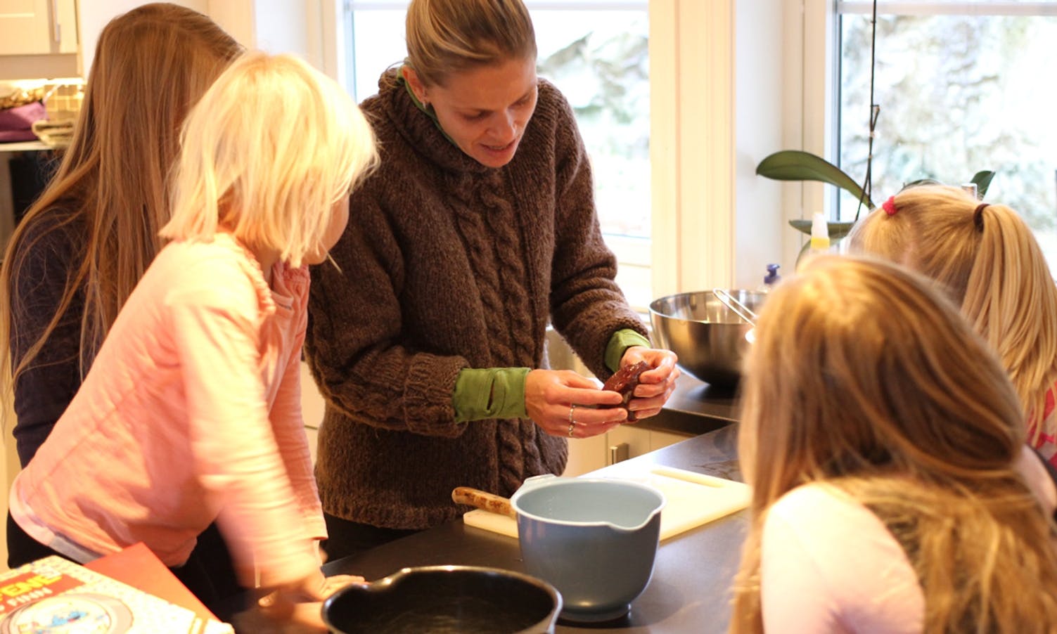 Ungane får vera med når levra skal takast hand om på kjøkenet (foto: Andris Hamre)