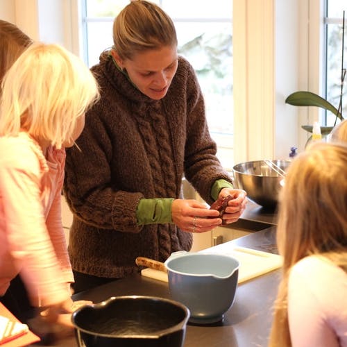 Ungane får vera med når levra skal takast hand om på kjøkenet (foto: Andris Hamre)