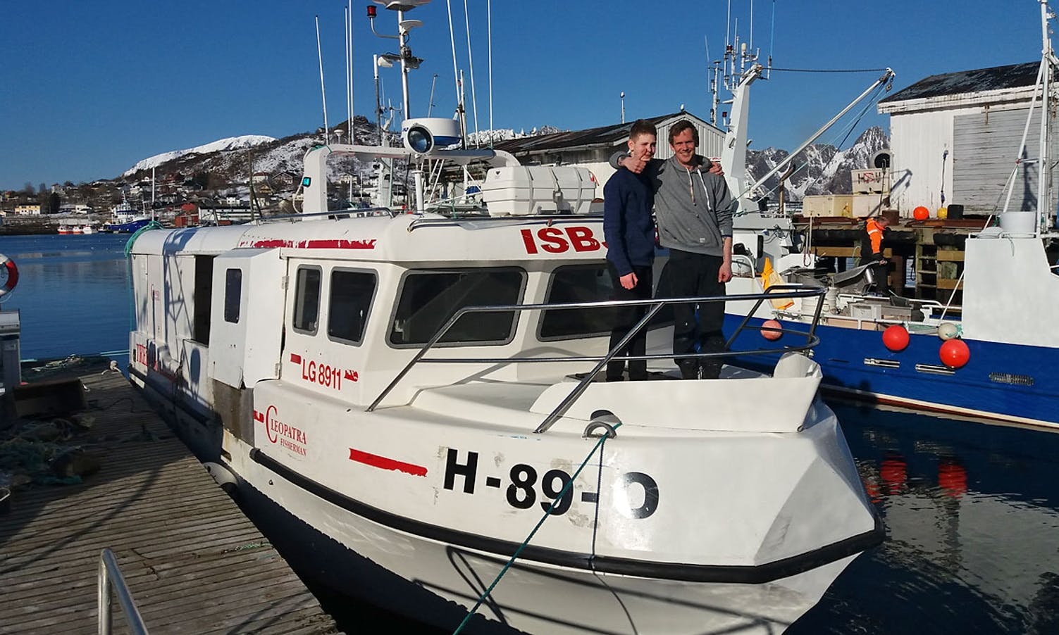 Hlynur og sonen Hrafnebergur om bord i «Isbjørn». (Privat foto)
