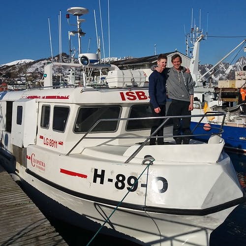 Hlynur og sonen Hrafnebergur om bord i «Isbjørn». (Privat foto)