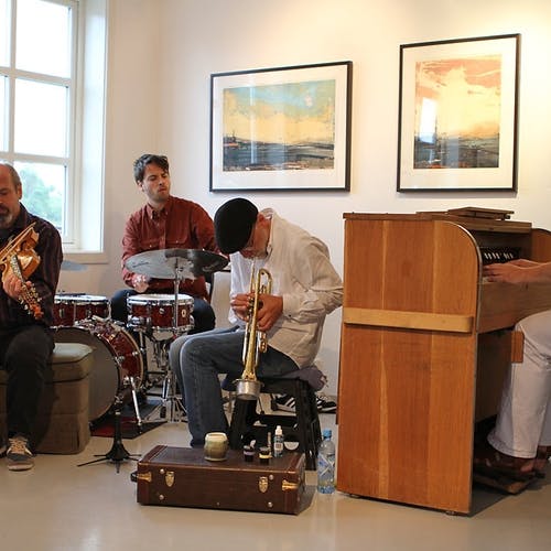 Jazzbandet "1982" spelte på Vedholmen Galleri. (Foto: KVB)