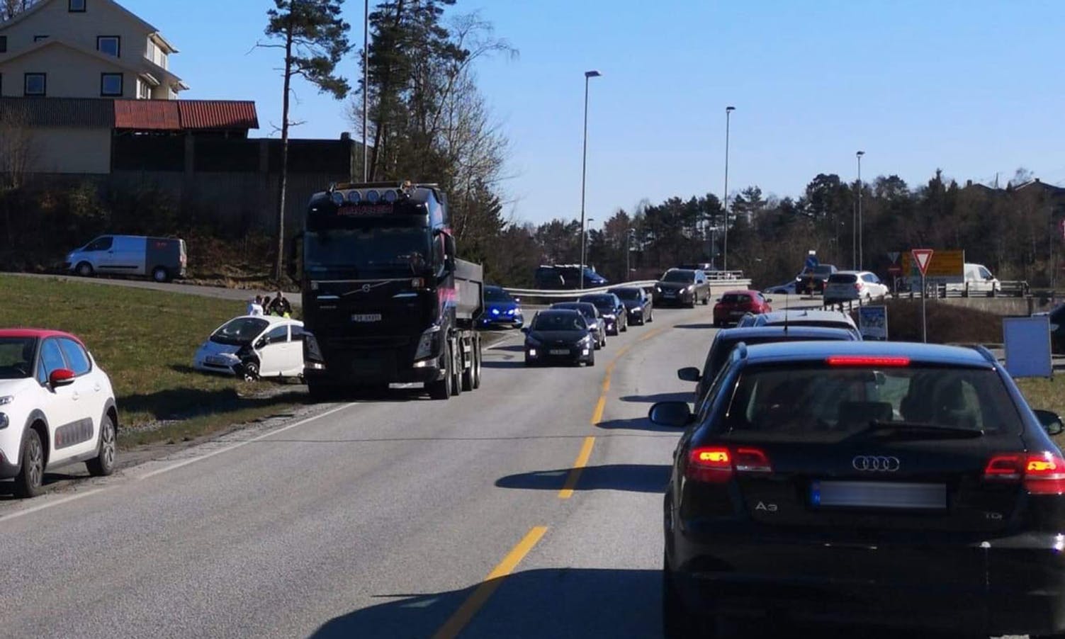 Det vart ikkje meldt om store trafikale problem i samband med ulykka. (Lesarbilde: tips@midtsiden.no)