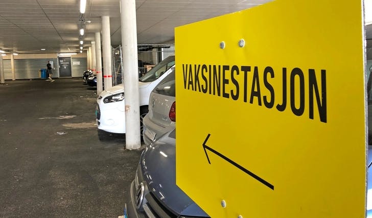 Vaksinestasjonen i Oshallen har også inngang frå parkeringskjellaren. (Foto: KVB)