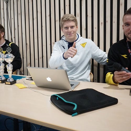 John Ole, Marius og Endre frå Os Fotball. (Foto: KVB)