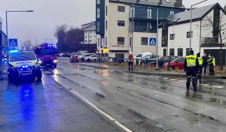 Ulykka skjedde på Byvegen ved fotgjengarfeltet frå Stegen. (Foto: Ørjan Håland)