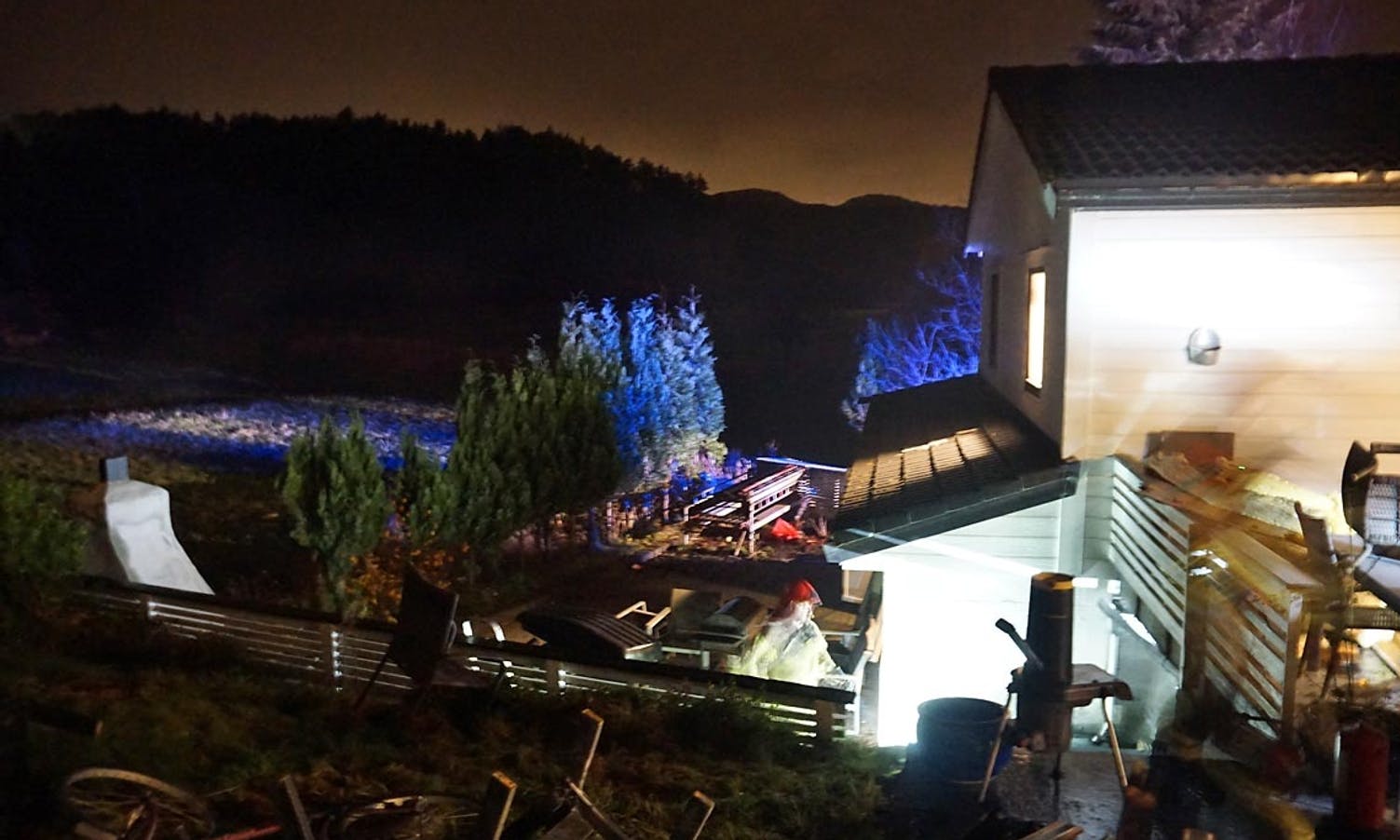 Huseigar mistenker at glør frå utepeisen til venstre har blåst inn under terrassen. (Foto: KVB)