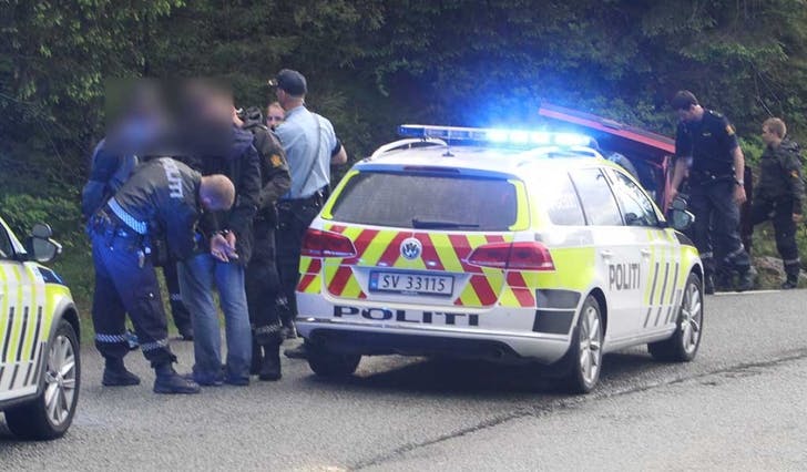 To menn blei tatt av politiet etter biljakt og utforkjøring på Fanafjellet (Foto: Kjetil Vasby Bruarøy)