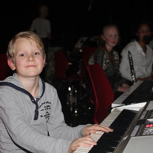 Rundt 100 elevar deltar med song, dans og ulike instrument. (Foto: Kjetil Vasby Bruarøy)