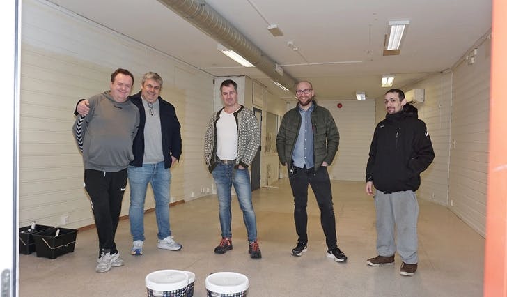 F.v.: Ole, Tor Arne, Lars Petter, Per Gunnar og Robin på plass i lokalet i Brugata. (Foto: Kjetil Vasby Bruarøy)