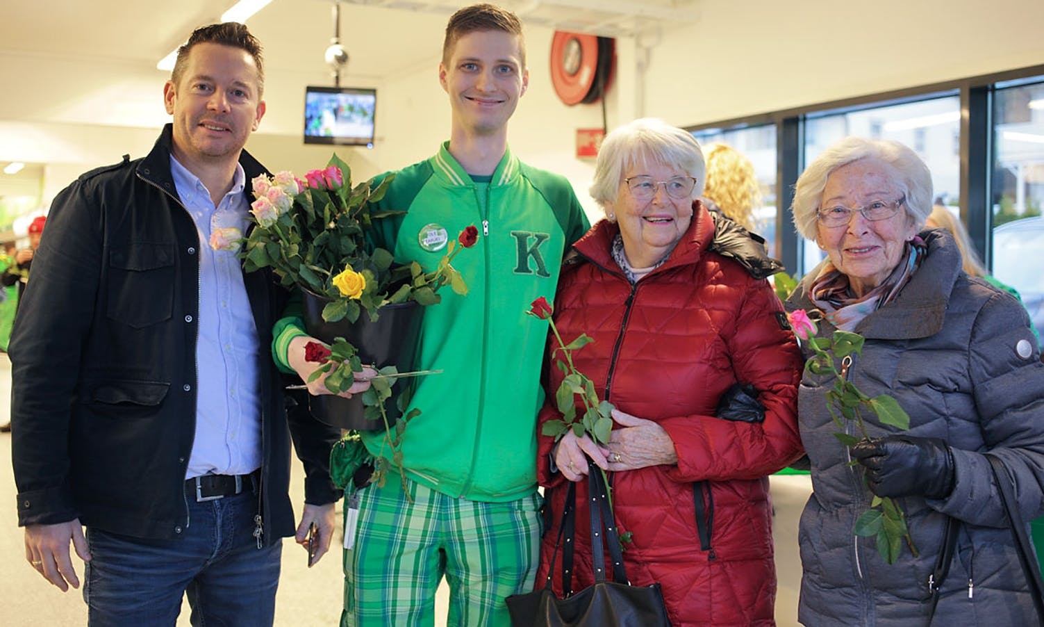 Regionsjef og butikksjef saman med to av dei første kundane, Helga og Ingebjørg. (Foto: KVB)