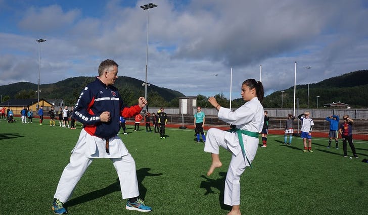 Sensei Cato Bruarøy med dottera Carmen underviste 74 fotballspelarar - i karate. (Foto: Kjetil Vasby Bruarøy)