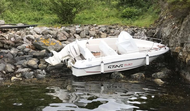 Ein liknande båt blei meldt stolen måndag kveld. I dag blei denne funnen i ei fjøre. (Foto: Eilif Harbitz-Rasmussen, HR-Bryggen/Vestlandsbryggen)