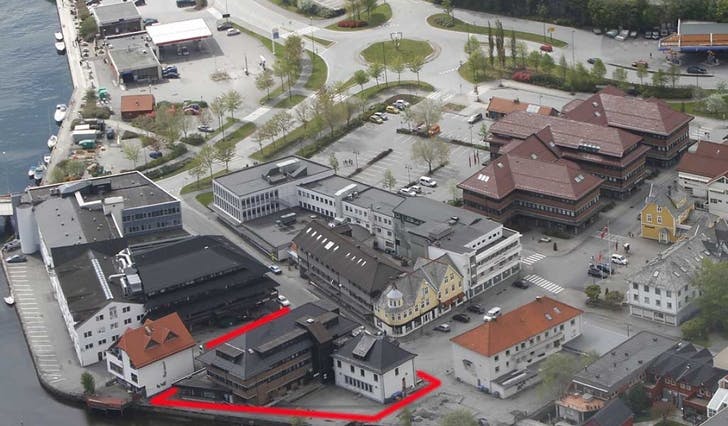 Aspenes-brørne har kjøpt dei to bankbygga i Os sentrum. (Foto: Kjetil Vasby Bruarøy)