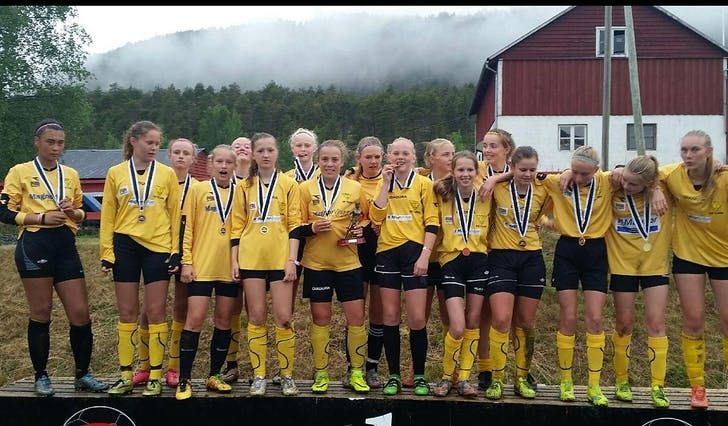Os jenter 14 vann A-sluttspelet i Lerum Cup i Sogndal i helga. (Privat foto)