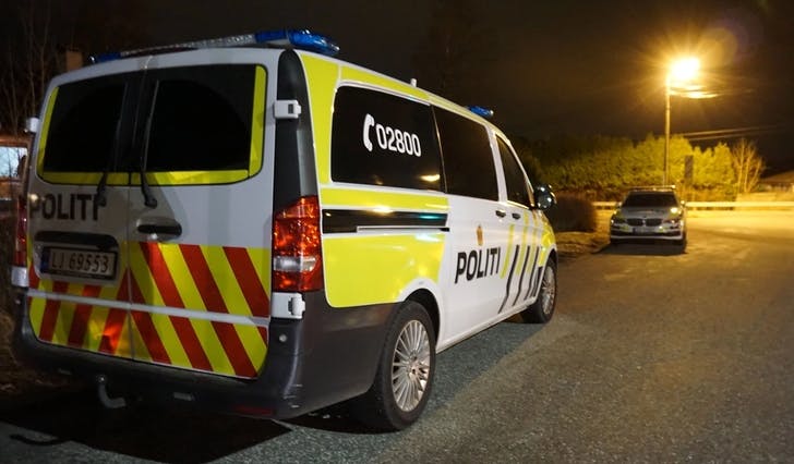 Politiet møtte mannen nær Søfteland barneskule onsdag kveld. (Foto: Kjetil Vasby Bruarøy)