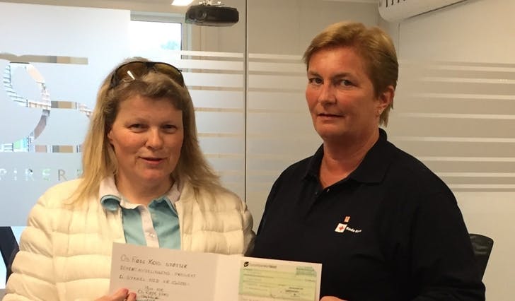 Leiar i Os Røde Kors, Nina Solvår Sælen overrekte ein sjekk på 10 000 kroner til initiativtakar Bjørg Randi Lekven (privat foto)