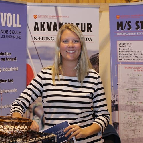 Christina Aasen lokkar osingar til fiske- og havbruksfag på Austevoll. (Foto. KVB)