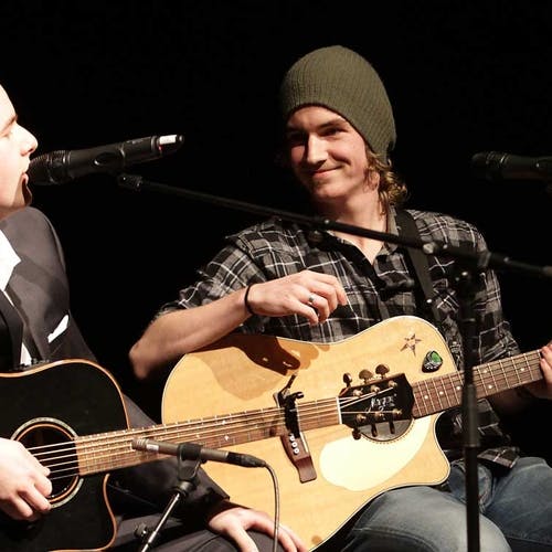 Gitarkameratane HM Johnsen og Fredrik Dahle Kristiansen. (Foto: Kjetil Vasby Bruarøy)