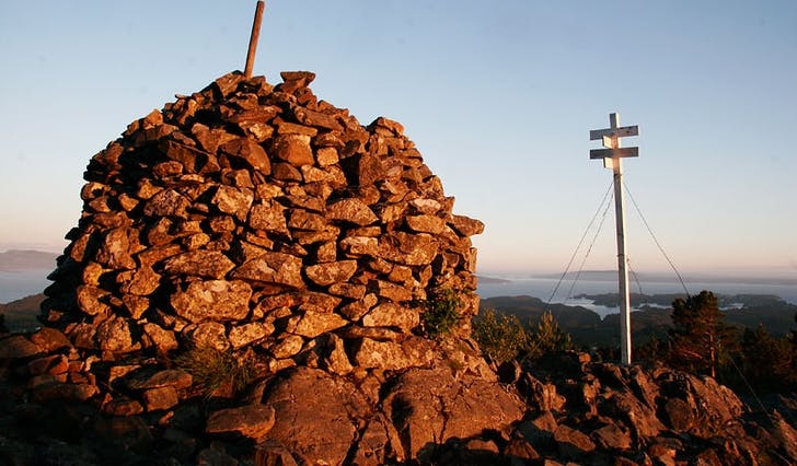 Storevarden på Liafjellet, 259 moh, med utsikt vest mot Øyane og Austevoll. (Foto: Kjetil Vasby Bruarøy)