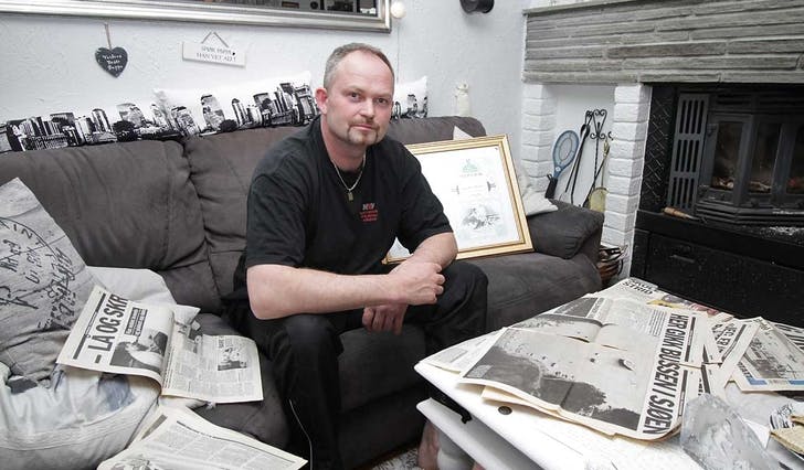 Knut Martin Mjånes med ei samling av avisutklipp, takkebrev og diplom etter ulykka i 1995. (Foto: Kjetil Vasby Bruarøy)