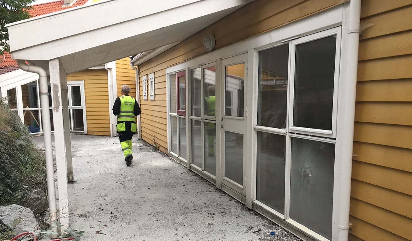 Det gamle barnehagebygget har også tidlegare vore utsett for hærverk. Her i 2018. (Foto: Kjetil Vasby Bruarøy)