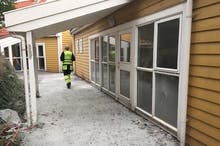Teknisk eining i Os kommune var tysdag morgon på plass for å få oversikt over skadene på bygget. (Foto: Kjetil Vasby Bruarøy)