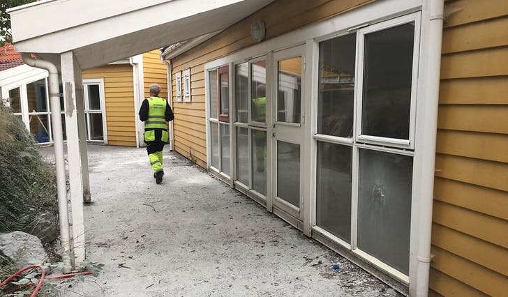 Teknisk eining i Os kommune var tysdag morgon på plass for å få oversikt over skadene på bygget. (Foto: Kjetil Vasby Bruarøy)