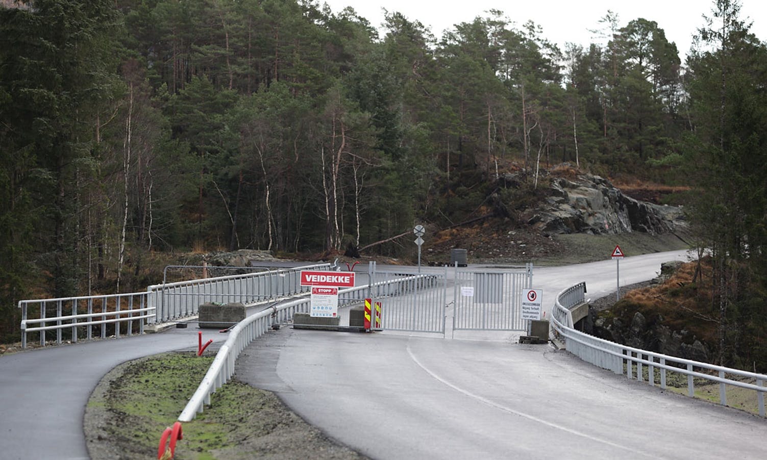 Brua over Lyseklostervegen, og fylkesveg inn til Endelausmarka, er ferdig. (Foto: Kjetil Vasby Bruarøy)