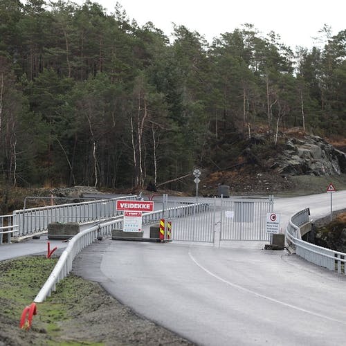 Brua over Lyseklostervegen, og fylkesveg inn til Endelausmarka, er ferdig. (Foto: Kjetil Vasby Bruarøy)