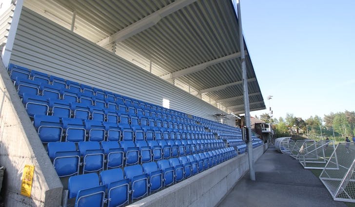 Lysekloster har fått montert 640 nye stolsete på tribunen som no har plass til 700 under tak. (Foto: Andris Hamre)